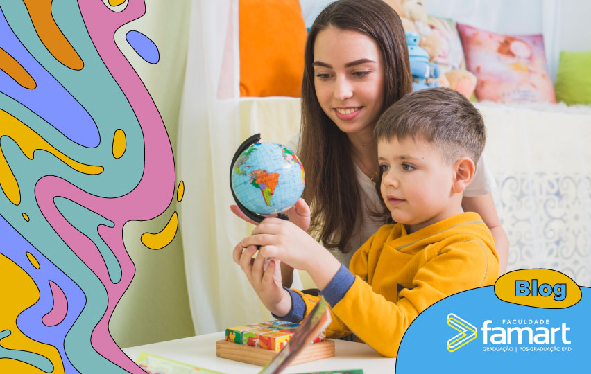 imagem de uma professora com seu aluno segurando o globo terrestre.