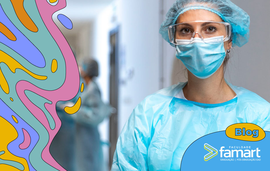 Imagem de uma mulher profissional de enfermagem com máscara, touca e óculos de proteção.