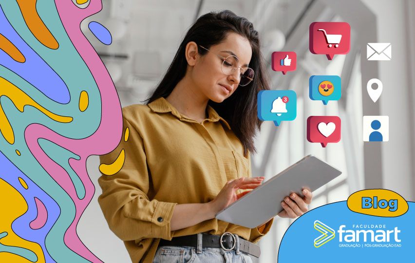 imagem de uma mulher segurando um tablet com vários ícones representando redes sociais.