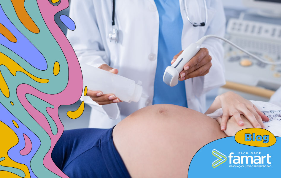 imagem de um médico fazendo ultrassom na mulher grávida