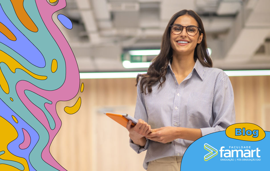 imagem de uma mulher de roupa social sorrindo e segurando uma agenda.