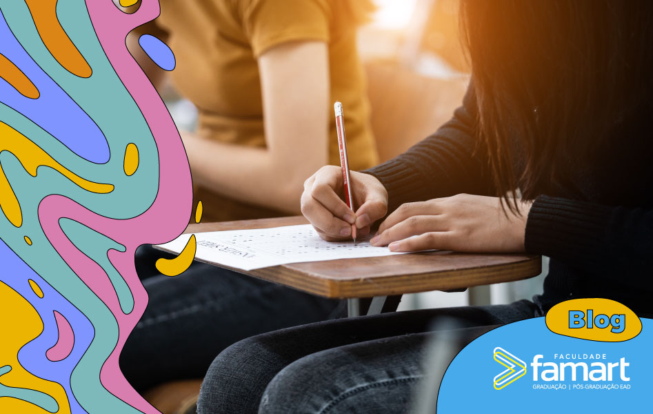imagem de uma pessoa sentada na mesa da escola com uma prova e lápis escrevendo.