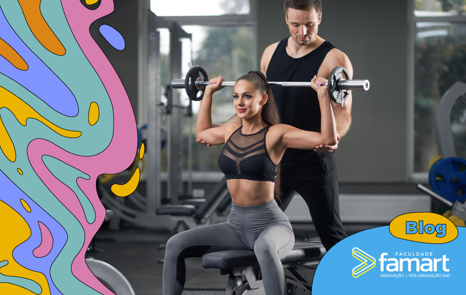 imagem de um professor de educação física auxiliando a aluna a levantar o peso.