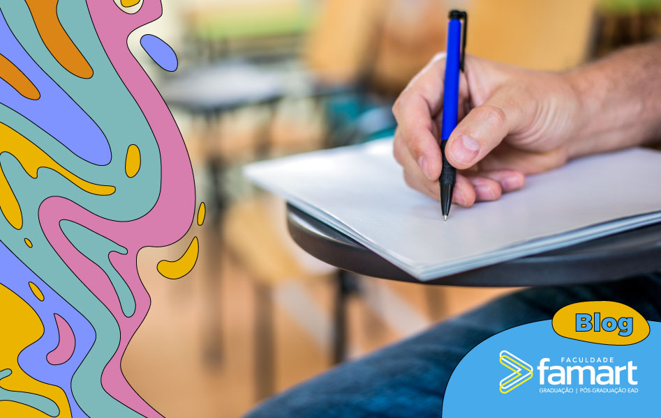 imagem de uma pessoa sentada na mesa de escola com uma prova e caneta na mão.