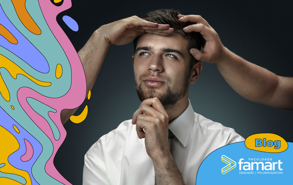 imagem de um homem com a mão no queixo olhando pra cima com expressão de pensamento.