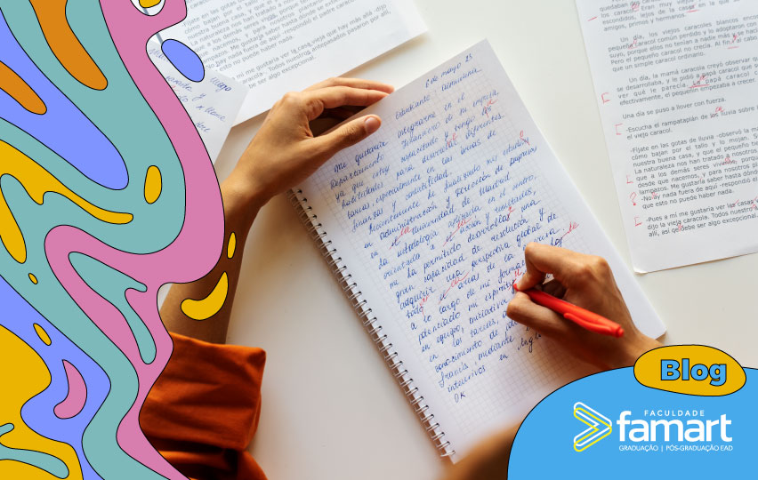 imagem de um caderno na mesa escrito uma redação, com das mãos de uma pessoa sobre ele e uma delas destacando algumas palavras do texto.