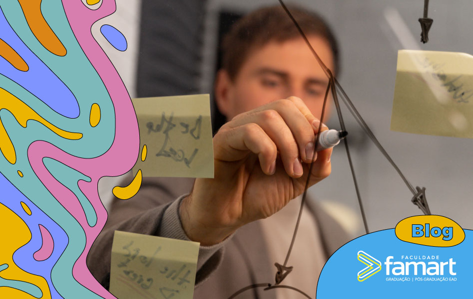imagem de um homem desenhando num quadro mapeando tarefas.