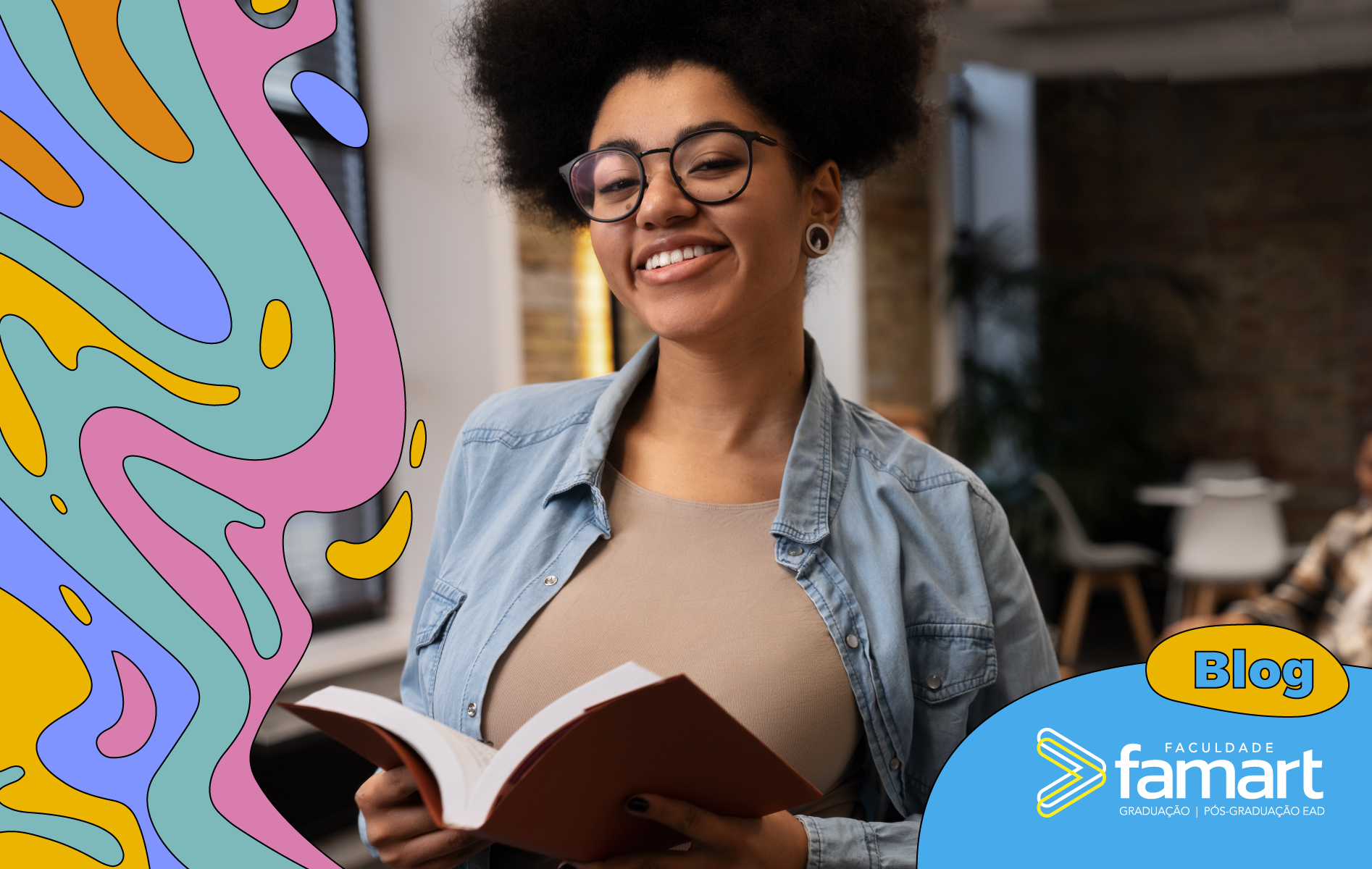 mulher sorrindo com livro na mão