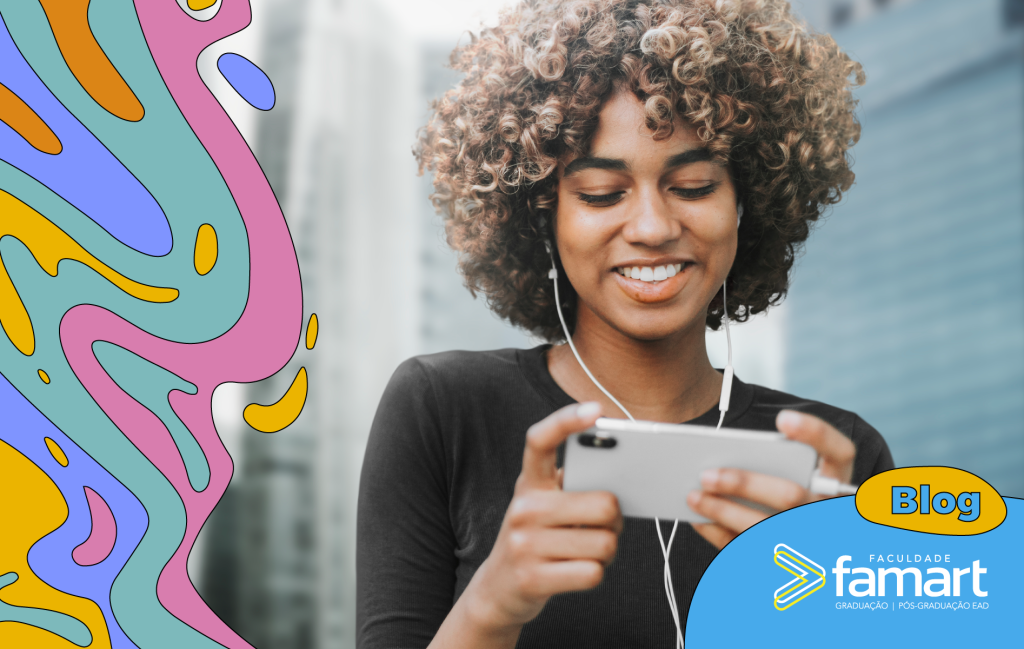 mulher com fones de ouvido, ouvindo podcast no seu celular.