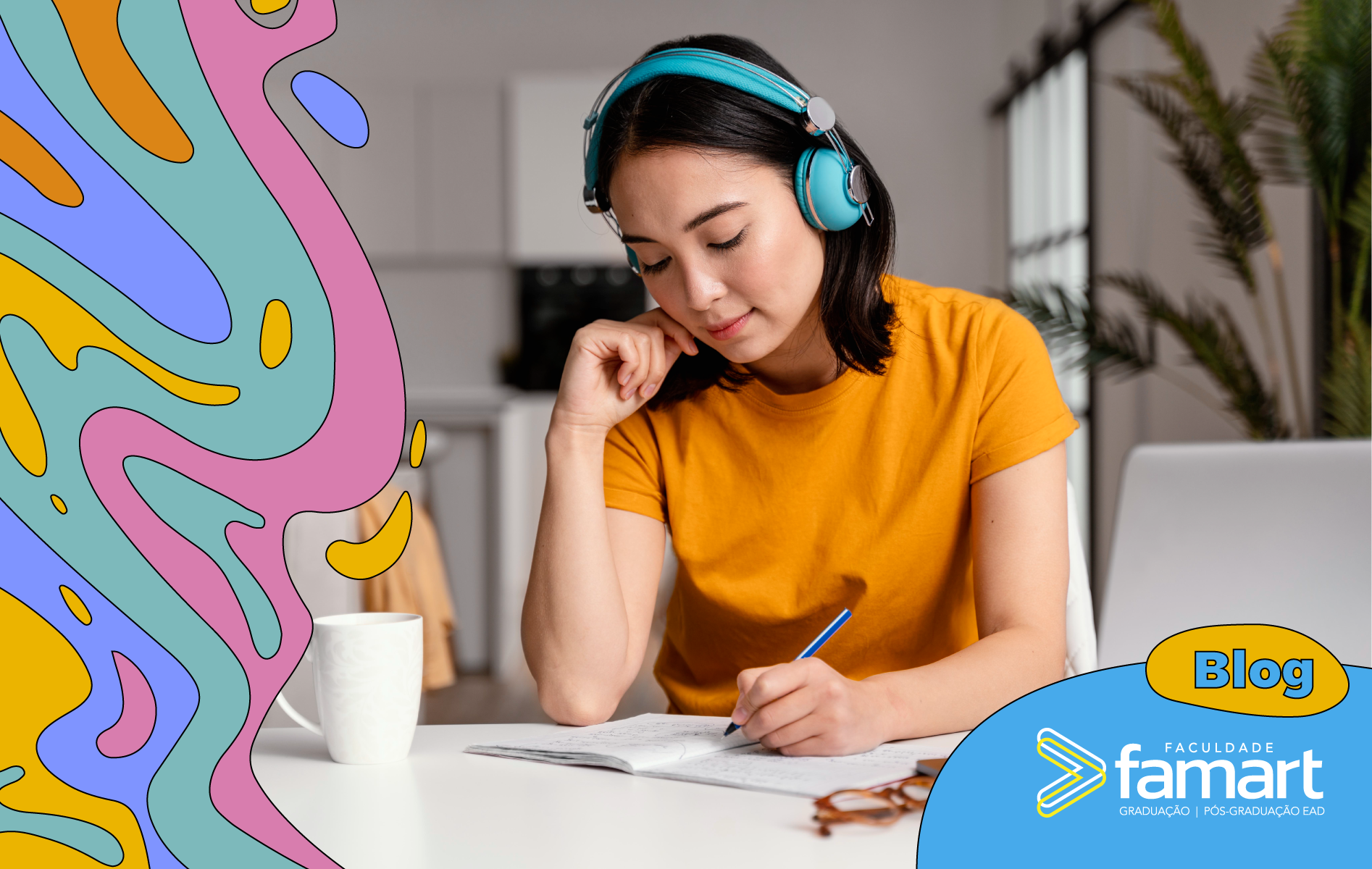 menina com fone de ouvido sentada na mesa do quarto com caderno e caneta na mão.