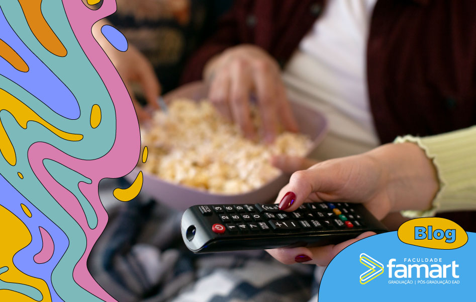 Imagem de pessoas sentadas com balde de pipoca e um controle de televisão.