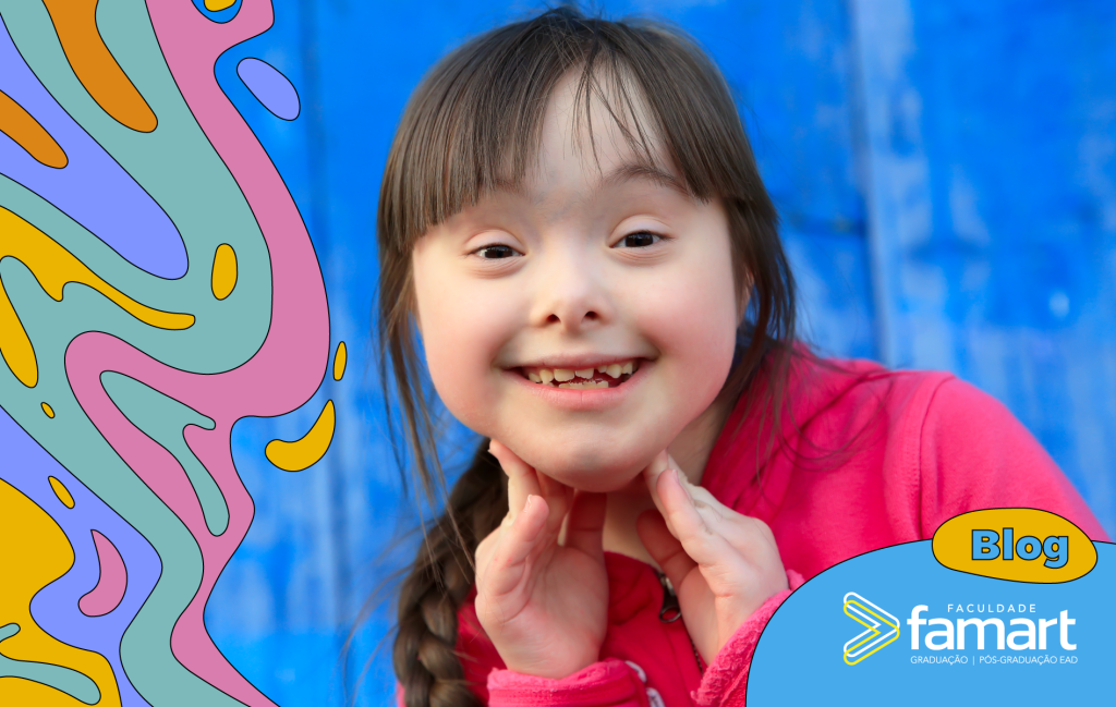 Menina com sindrome de Down sorrindo.