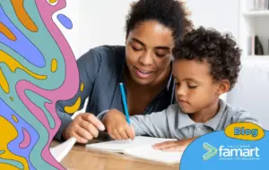mãe com seu filho ajudando a escrever