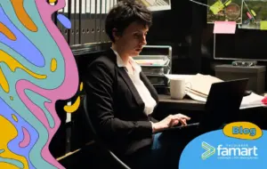 Imagem de uma mulher sentada à mesa trabalhando com criminologia