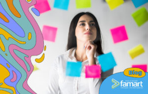 Imagem de uma mulher olhando para um quadro com vários papeis colados