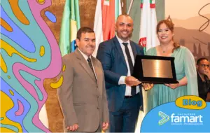 Imagem do diretor da faculdade famart Wanderson Fontella recebendo a premiação de cidadação honorário de Itaúna, ao lado de duas pessoas segurando o prêmio em suas mãos.