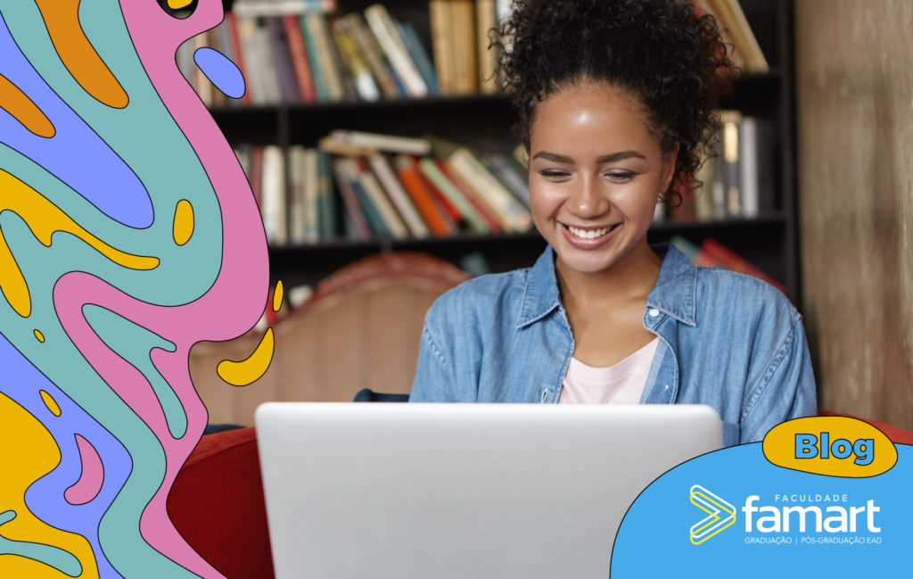 imagem de uma mulher sorridente sentada à mesa com um computador.
