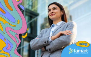 mulher de roupa social sorrindo