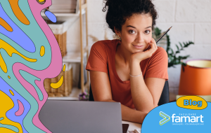 imagem de uma mulher sorrindo em frente a um computador