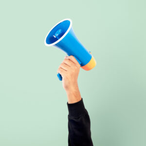 imagem de uma mão segurando um megafone