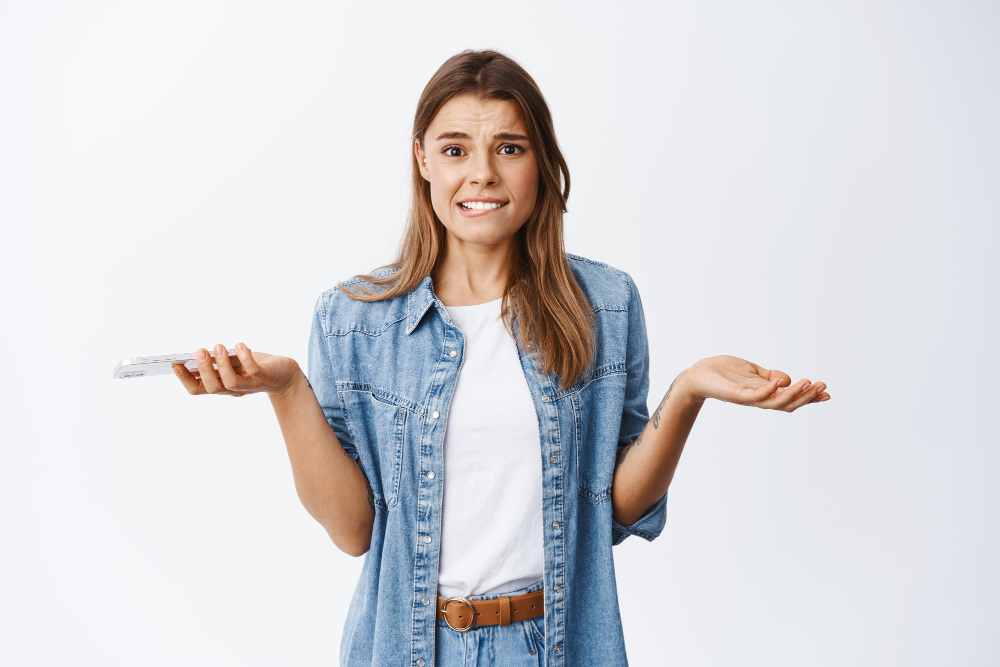Imagem de uma mulher com uma expressão de dúvida entre qual opção escolher. Curso de graduação ou pós-graduação.