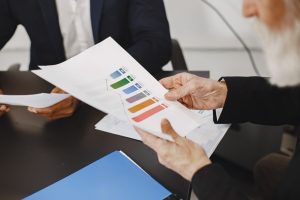 imagem de uma pessoa segurando uma folha de um teste de direcionamento profissional