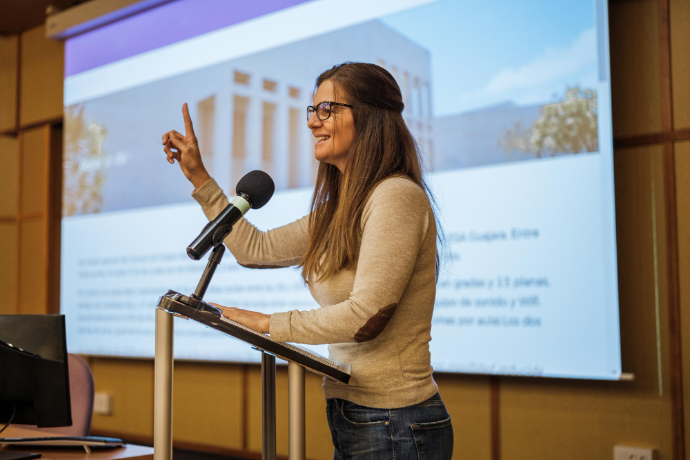 Imagem de uma mulher fazendo uma apresentação em público