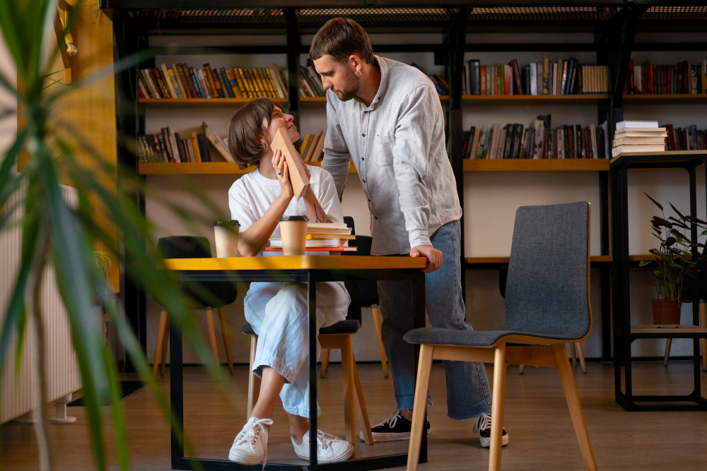 Mulher e homem conversando sobre a escuta psicanálitca
