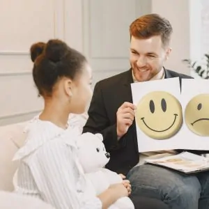 Imagem do profissional demonstrando emoções e expressões faciais.